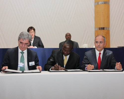 A Siemens megállapodást írt alá Ugandával és Szudánnal